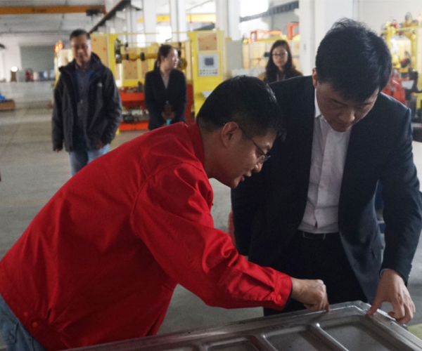 务实创新做企业，感恩政府送关怀