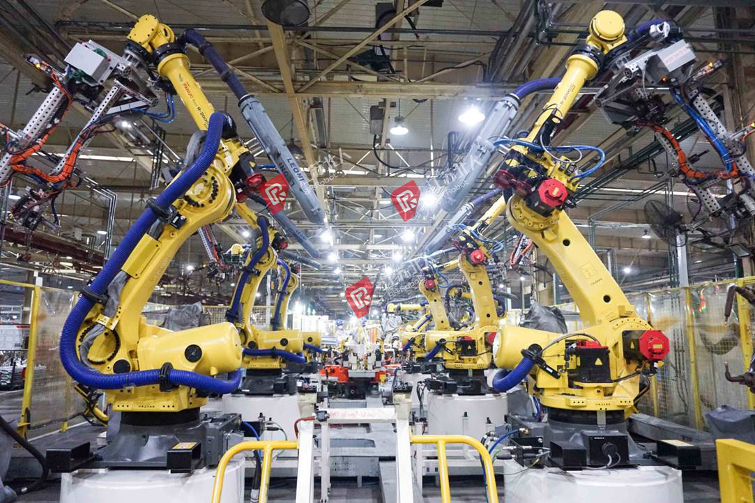 Flexible automatic welding production line