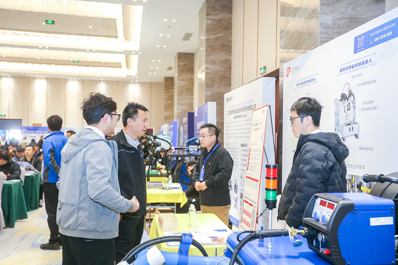 江苏铂莱国际携便携式智能焊接机器人亮相2025船舶工业数智化创新技术交流大会 江苏铂莱国际携便携式智能焊接机器人亮相2025船舶工业数智化创新技术交流大会